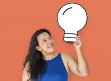 Kağıt ampul tutan kadın
