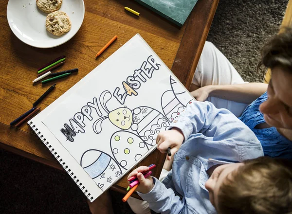 Kleiner Junge zeichnet mit Mutter. — Stockfoto