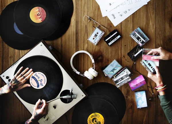 Manos sosteniendo discos de vinilo coleccionables de música —  Fotos de Stock