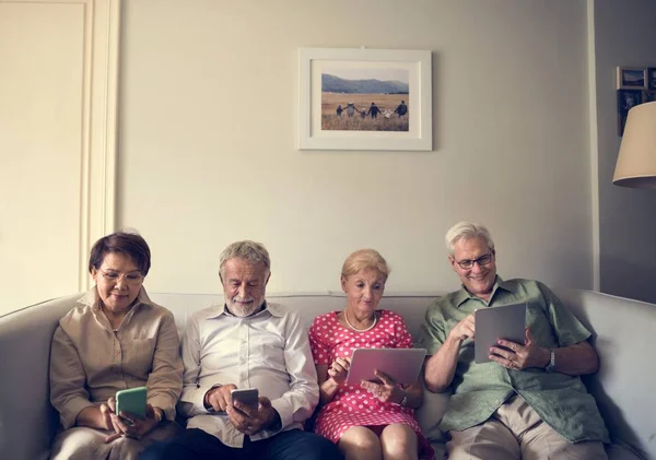 Senioren surfen auf digitalen Geräten — Stockfoto
