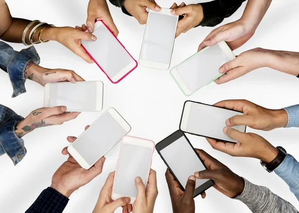 Руки с мобильными телефонами — стоковое фото