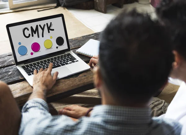 Zwei Männer, die sitzen und Laptop benutzen — Stockfoto