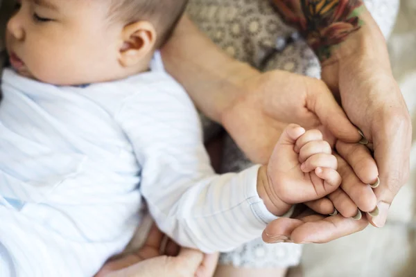 Pais segurando a mão do bebê recém-nascido — Fotografia de Stock