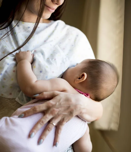 Ibu memberi makan bayi yang baru lahir — Stok Foto