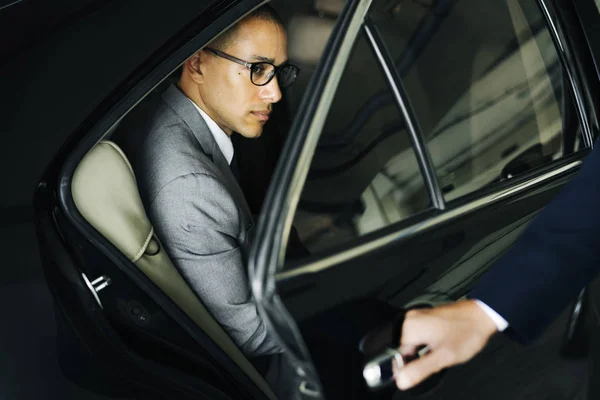 Hand Open auto deur voor zakenman — Stockfoto