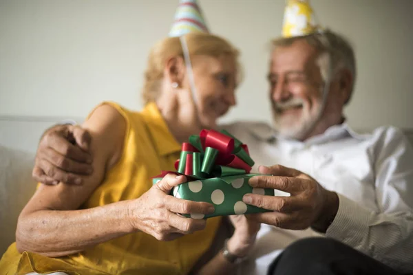 Idősek ünneplik a születésnapot. — Stock Fotó