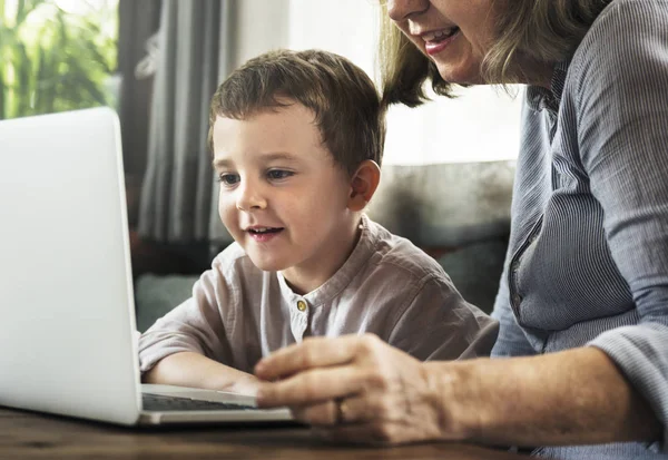 Mormor och barnbarn med laptop — Stockfoto