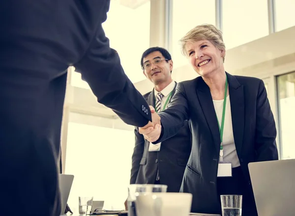 Gente de negocios moviendo las manos — Foto de Stock