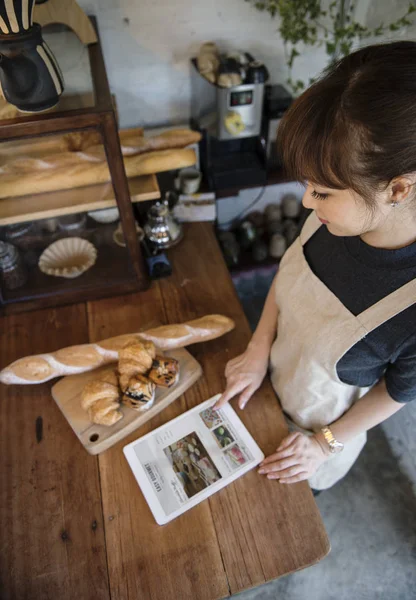 Femme apprendre une nouvelle recette sur tablette numérique — Photo