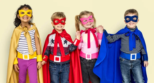 快乐的孩子在超级英雄的服装 — 图库照片