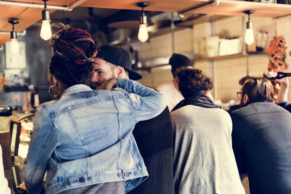 Diversas personas ordenan bebidas —  Fotos de Stock