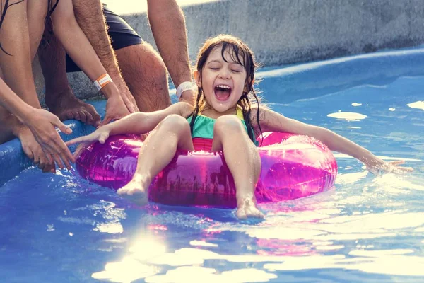 Fille s'amuser dans la piscine — Photo