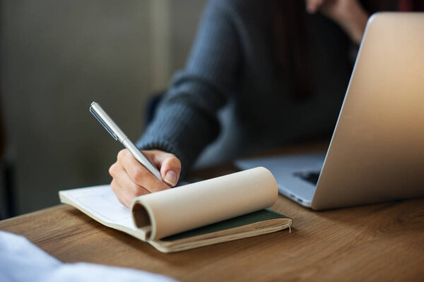 Женщина, работающая на ноутбуке