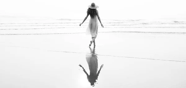 해변에 산책 하는 아름 다운 여자 — 스톡 사진