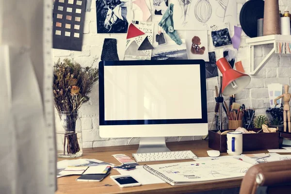 Monitor de ordenador en el lugar de trabajo del diseñador — Foto de Stock