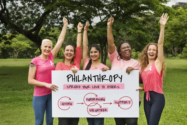 Fünf lächelnde Frauen mit Transparent — Stockfoto