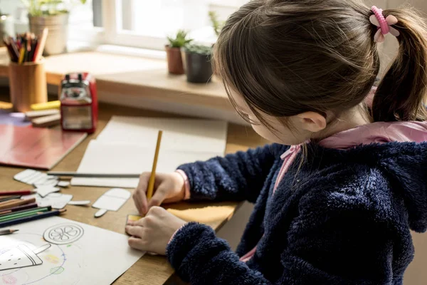 Девушка рисует дома — стоковое фото