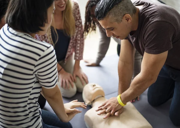 Lidé na lekci o školení první pomoci — Stock fotografie