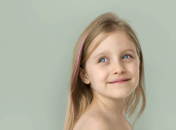 Sonriente chica con el pecho desnudo — Foto de Stock