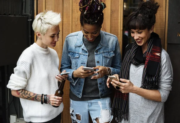 Las mujeres usan teléfono móvil — Foto de Stock