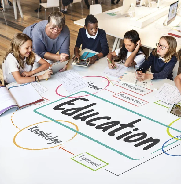 Studenten die studeren met tabletten — Stockfoto