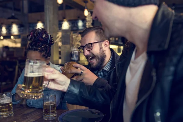 Přátel pít pivo řemesla — Stock fotografie