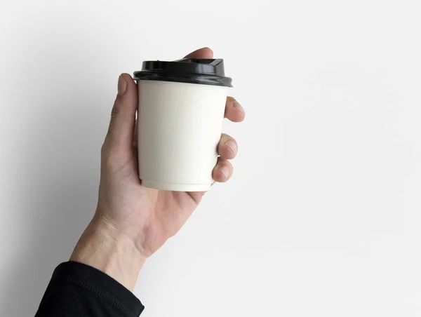 Mão humana segurando caneca de café — Fotografia de Stock