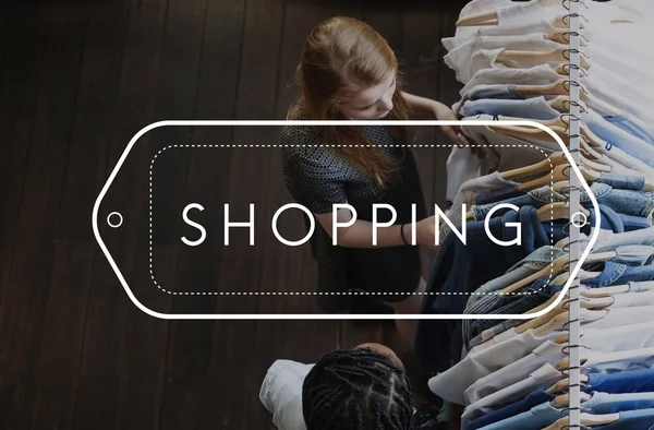 Casual mensen keuze kleding aan winkelen — Stockfoto