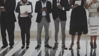 İnsanlar dijital araçları tarama