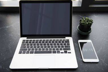 çalışma alanı tablo açılan dizüstü bilgisayar