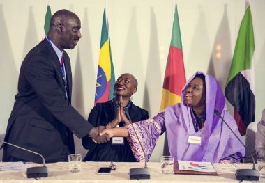 İş Adamları Tokalaşıyor