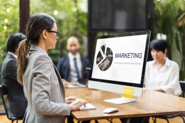 Bilgisayarda çalışan iş kadını