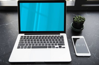 çalışma alanı tablo açılan dizüstü bilgisayar