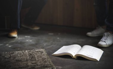 Şarkı kitabı katta ve müzik grubu 