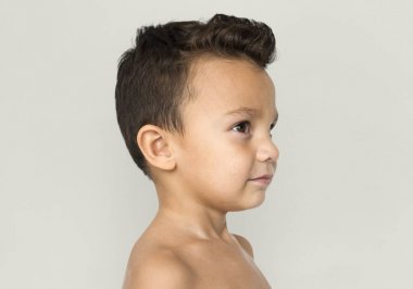 Çıplak göğüs ile küçük çocuk