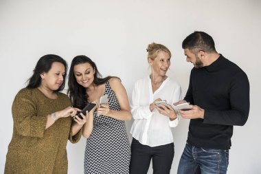 Cep telefonu kullanan insanlar