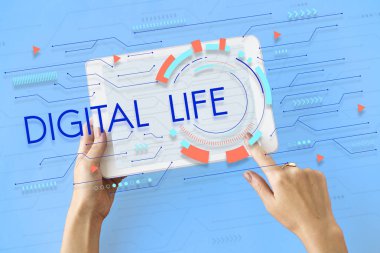 kişi holding dijital tablet