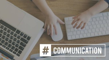 Çocuk bilgisayar klavye üzerinde ellerini