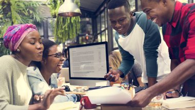 çok ırklı öğrenciler beyin fırtınası