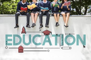 Öğrenciler kitap okuyor