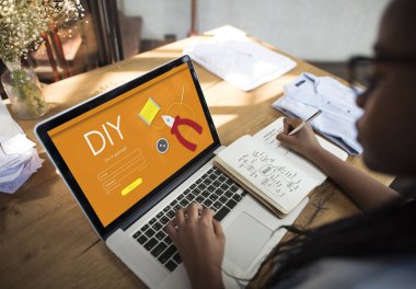 Dizüstü bilgisayar kullanan kadın