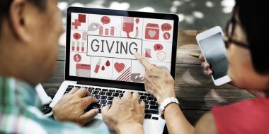 dizüstü bilgisayarda klavyede yazan adam