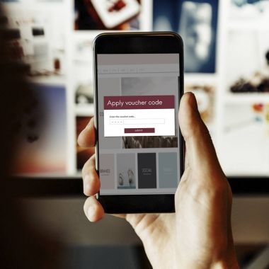 Akıllı telefon kullanan adam