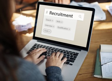 Dizüstü bilgisayar kullanan kadın