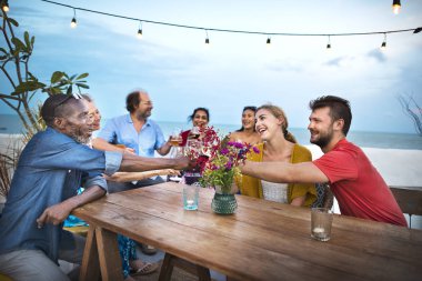 bir grup insan kutluyor 