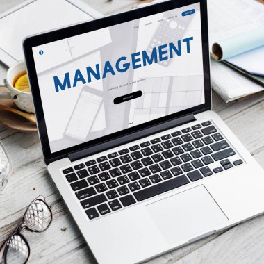 ahşap masa üstünde açılan laptop