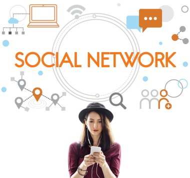 Akıllı telefon tarama şapkalı kadın