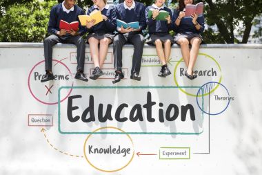 Öğrenciler kitap okuyor