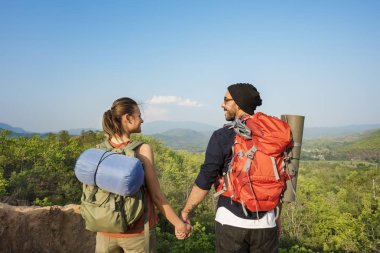 turist ile el ele tutuşarak sırt çantaları 