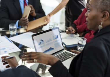 İnsanlar Uluslararası Konferansı'nda tartışıyor